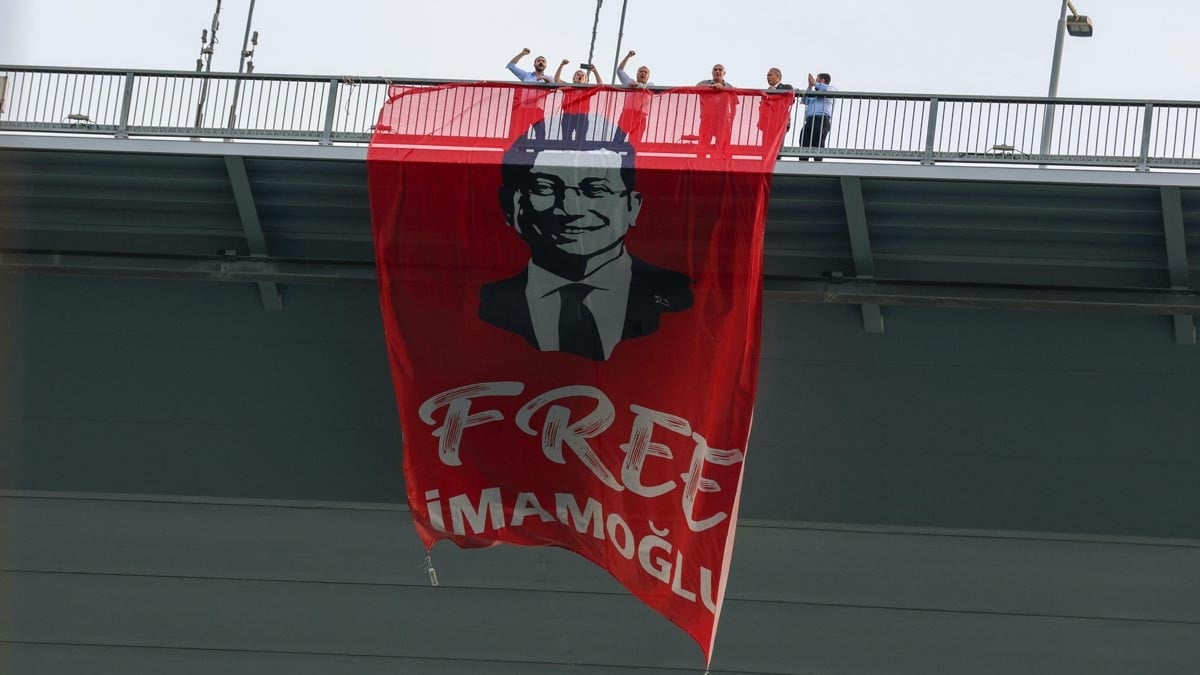 CHP’li vekillere ‘Free İmamoğlu’ fezlekesi CHP’li vekillere ‘Free İmamoğlu’ fezlekesi