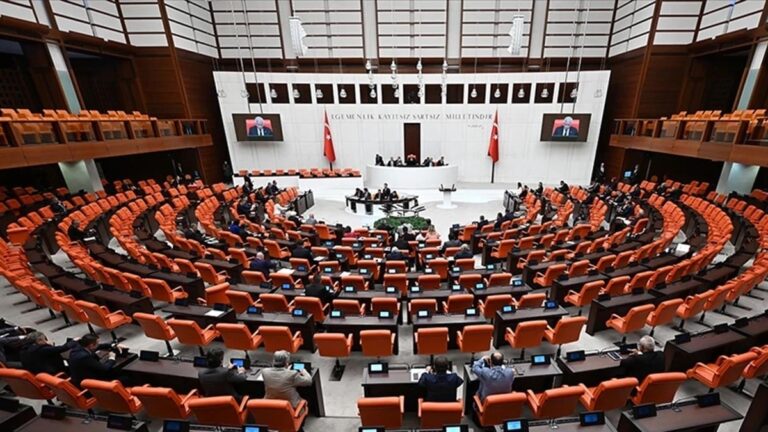 CHP’li vekillerin dokunulmazlıkları kalkacak mı? 33 ayrı suçlama var! Fezlekenin detayları belli oldu CHP’li vekillerin dokunulmazlıkları kalkacak mı? 33 ayrı suçlama var! Fezlekenin detayları belli oldu