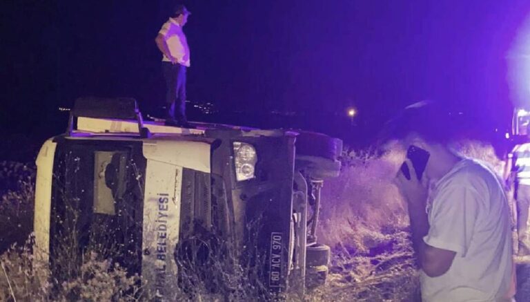 Çöp kamyonu şarampole devrildi, 3 kişi yaralandı Çöp kamyonu şarampole devrildi, 3 kişi yaralandı