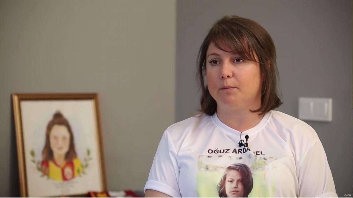 Çorlu Tren Faciasında evladını kaybeden Mısra Öz’e açılan ‘kamu görevlisine hakaret’ davasında karar çıkmadı Çorlu Tren Faciasında evladını kaybeden Mısra Öz’e açılan ‘kamu görevlisine hakaret’ davasında karar çıkmadı