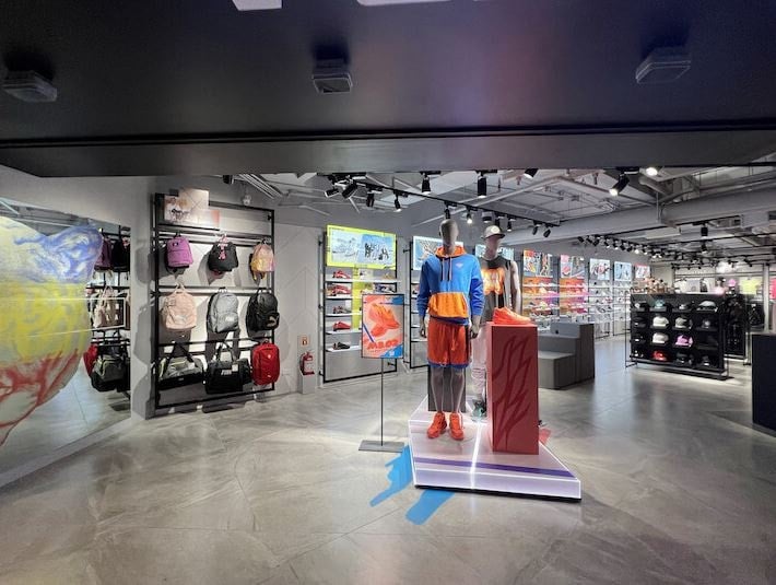 Dev spor giyim markası için tehlikeli çanları çalıyor! Adidas ve Nike fark attı Dev spor giyim markası için tehlikeli çanları çalıyor! Adidas ve Nike fark attı