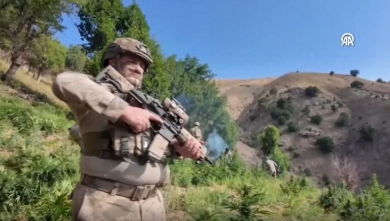 Diyarbakır’da İHA destekli operasyon: 17 şüpheli tutuklandı Diyarbakır’da İHA destekli operasyon: 17 şüpheli tutuklandı