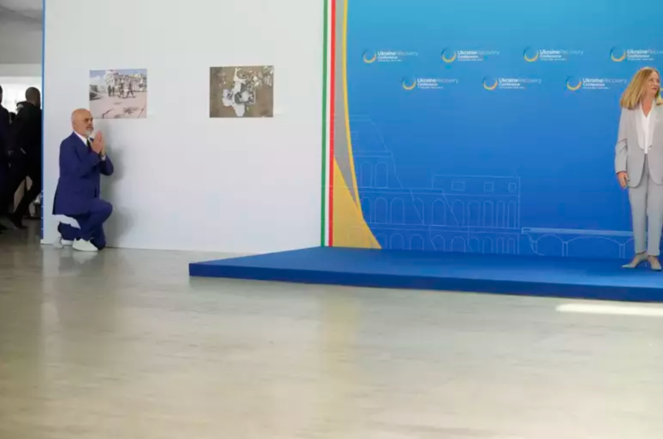 Edi Rama Meloni’yi görünce dayanamadı, yine yere kapandı Edi Rama Meloni’yi görünce dayanamadı, yine yere kapandı