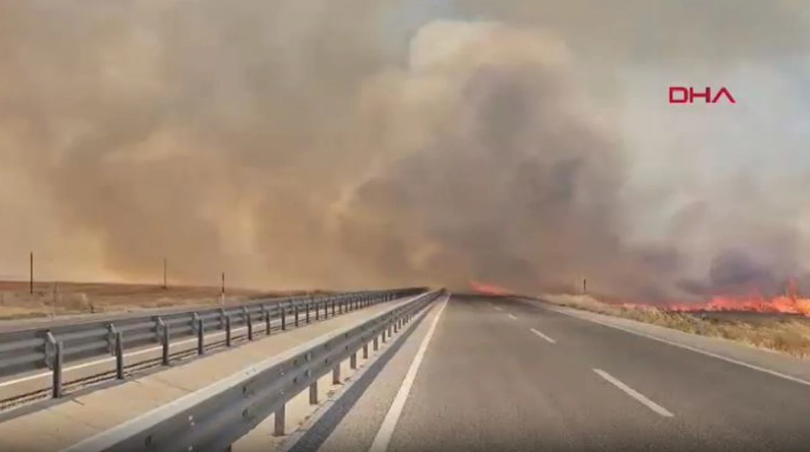 Edirne kara yolunu alevler kapattı! Edirne kara yolunu alevler kapattı!