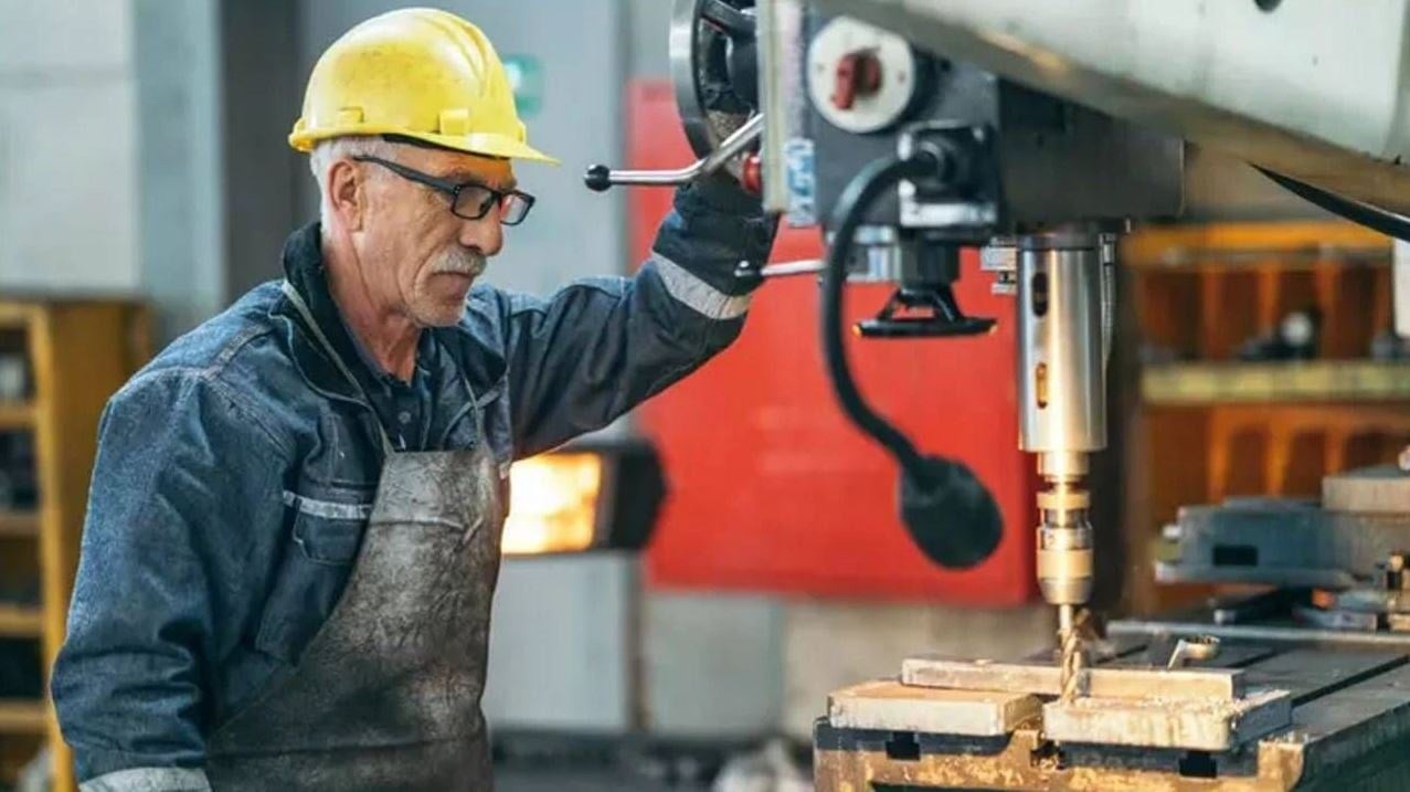 Emekli olduktan sonra çalışanların maaşı kesilecek mi? SGK Uzmanı son noktayı koydu! Emekli olduktan sonra çalışanların maaşı kesilecek mi? SGK Uzmanı son noktayı koydu!