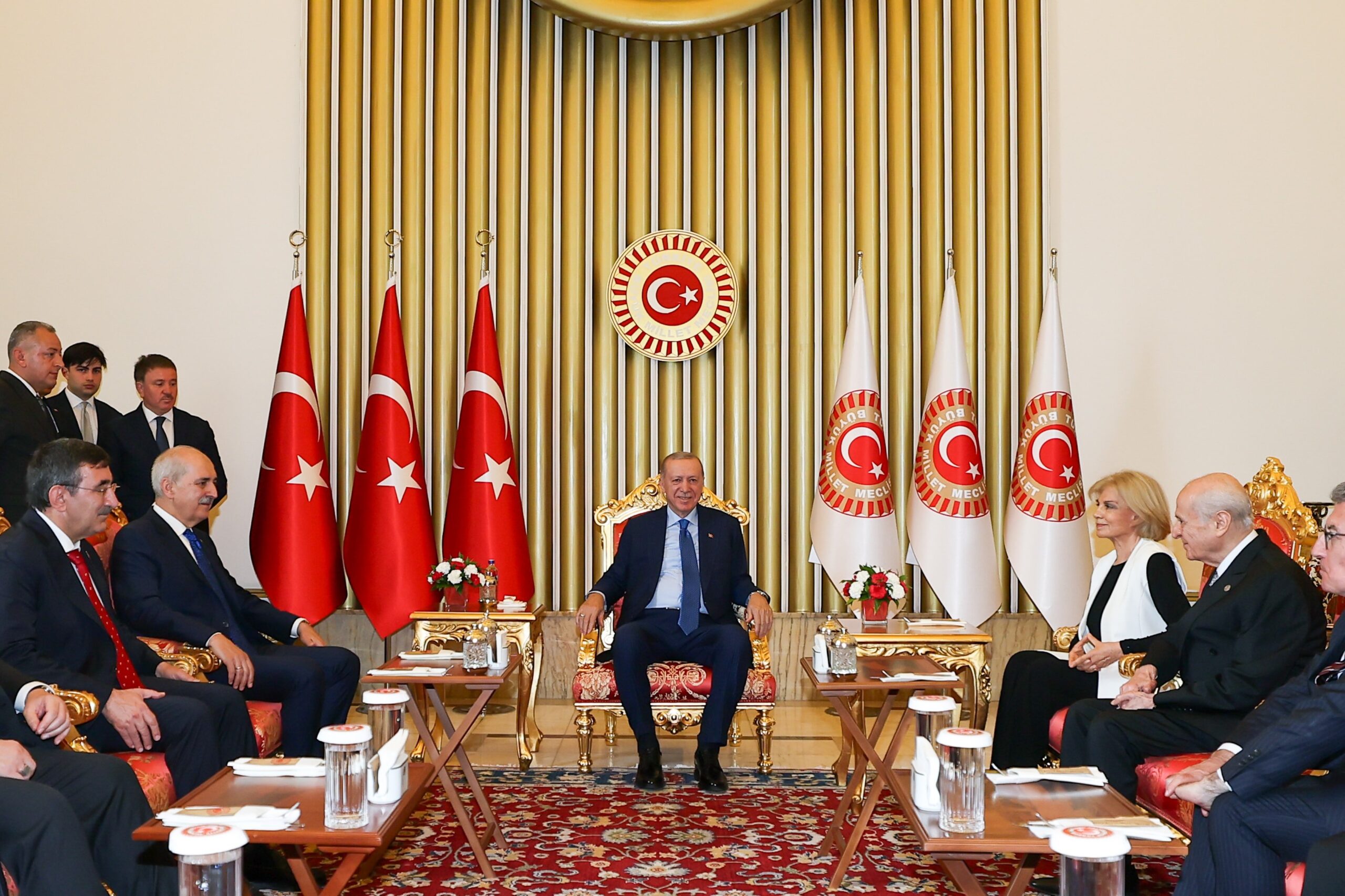Erdoğan soluna onu oturttu, siyasete geri mi dönüyor? Erdoğan soluna onu oturttu, siyasete geri mi dönüyor?