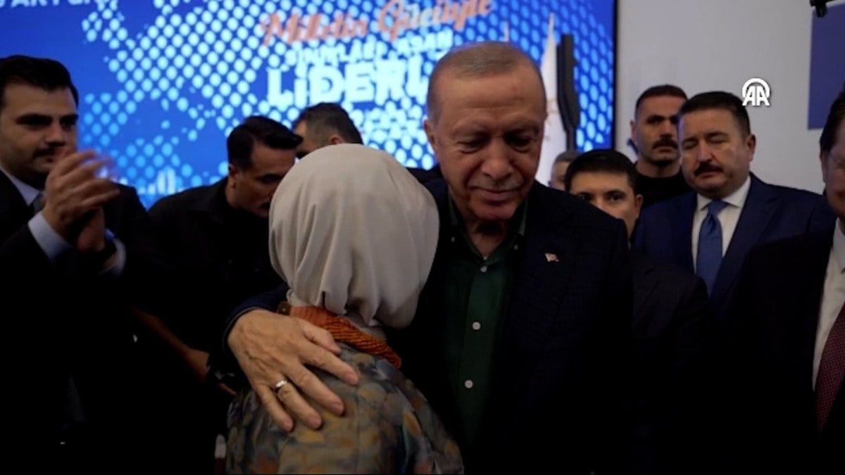 Erdoğan’ın konuşması sonrası Emine Erdoğan gözyaşlarını tutamadı Erdoğan’ın konuşması sonrası Emine Erdoğan gözyaşlarını tutamadı