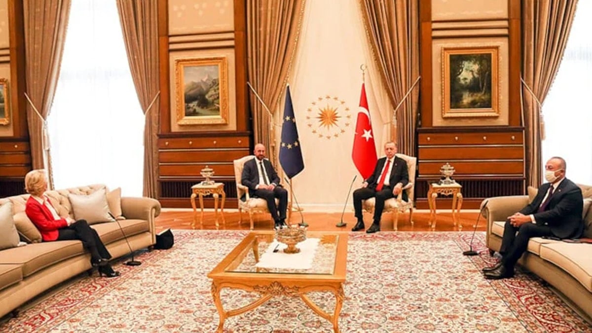 Erdoğan’la görüşmesinde koltuk krizi çıkarmıştı, güven oylamasından koltuğuyla çıktı Erdoğan’la görüşmesinde koltuk krizi çıkarmıştı, güven oylamasından koltuğuyla çıktı