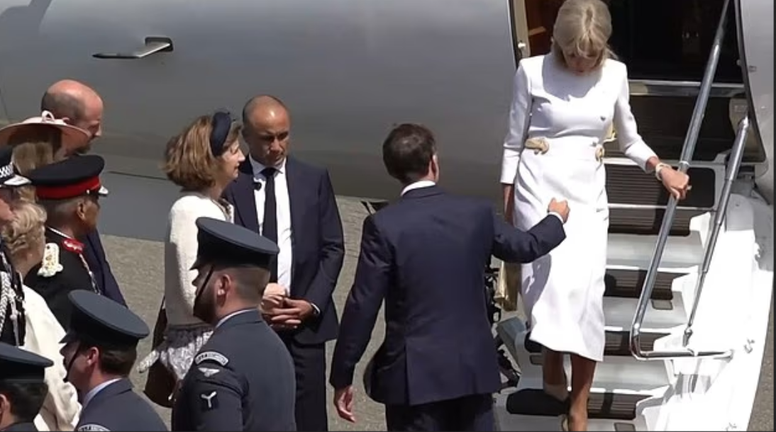 Eşi yüzüne bile bakmadı, Macron’un eli havada kaldı Eşi yüzüne bile bakmadı, Macron’un eli havada kaldı