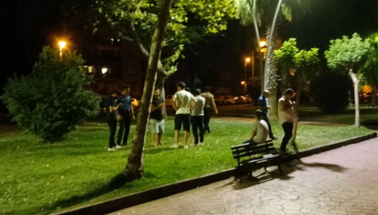 Eşiyle sahilde yürürken bıçaklanarak öldürüldü Eşiyle sahilde yürürken bıçaklanarak öldürüldü