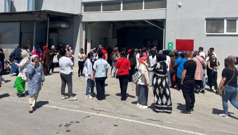 Fabrikada tavan çöktü Fabrikada tavan çöktü