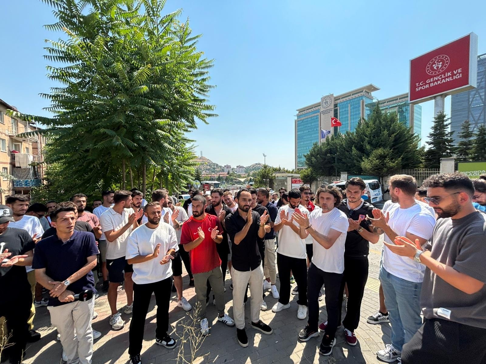 Futbolculardan bakanlık önünde açıklama: Televizyonda alkışladığımız oyuncular 40 yaşında Futbolculardan bakanlık önünde açıklama: Televizyonda alkışladığımız oyuncular 40 yaşında