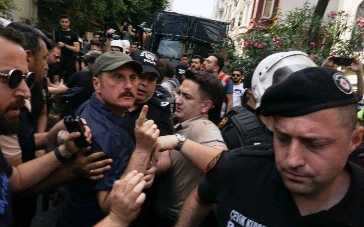 Gazetecileri tehdit etmesiyle tanınıyordu: Emniyet müdürü terfi etti Gazetecileri tehdit etmesiyle tanınıyordu: Emniyet müdürü terfi etti