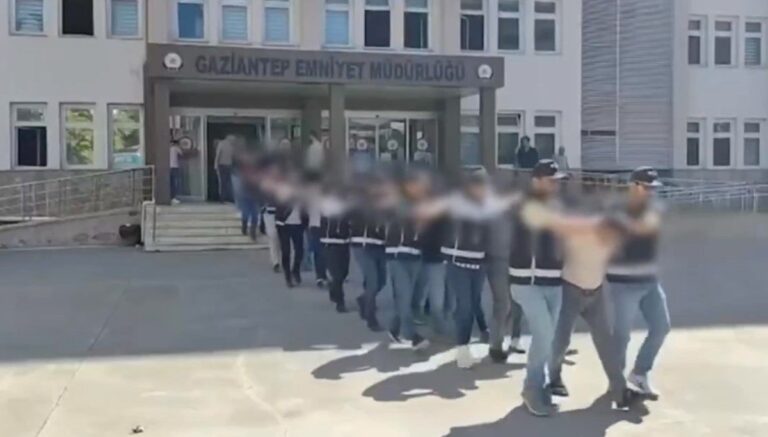 Gaziantep’de “joker” operasyonu: 40 kişi tutuklandı Gaziantep’de “joker” operasyonu: 40 kişi tutuklandı