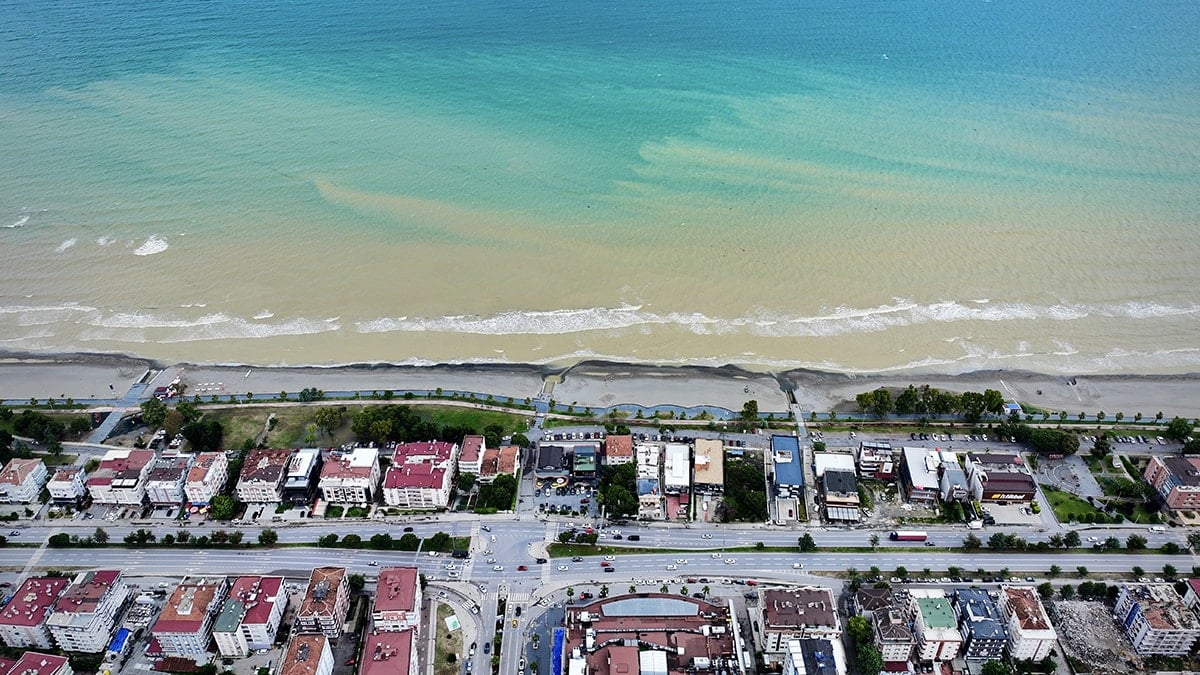 Görüntü Türkiye’den: Deniz 3 renge büründü Görüntü Türkiye’den: Deniz 3 renge büründü