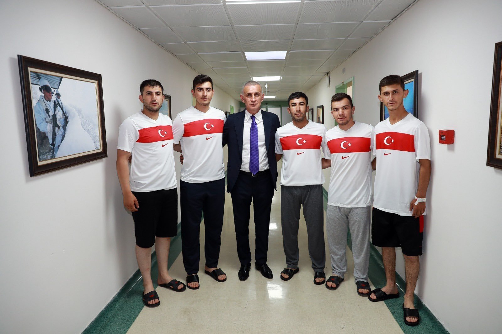 Hacıosmanoğlu’ndan tedavi gören askerlere ziyaret Hacıosmanoğlu’ndan tedavi gören askerlere ziyaret