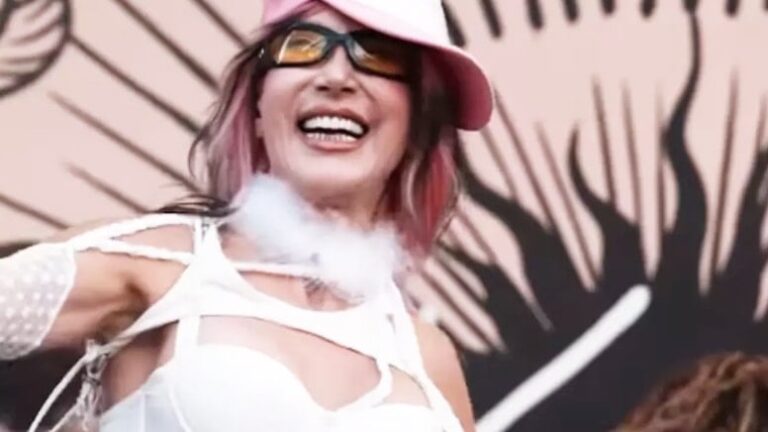 Hande Yener’in plaj konseri tarzı gündem oldu Hande Yener’in plaj konseri tarzı gündem oldu