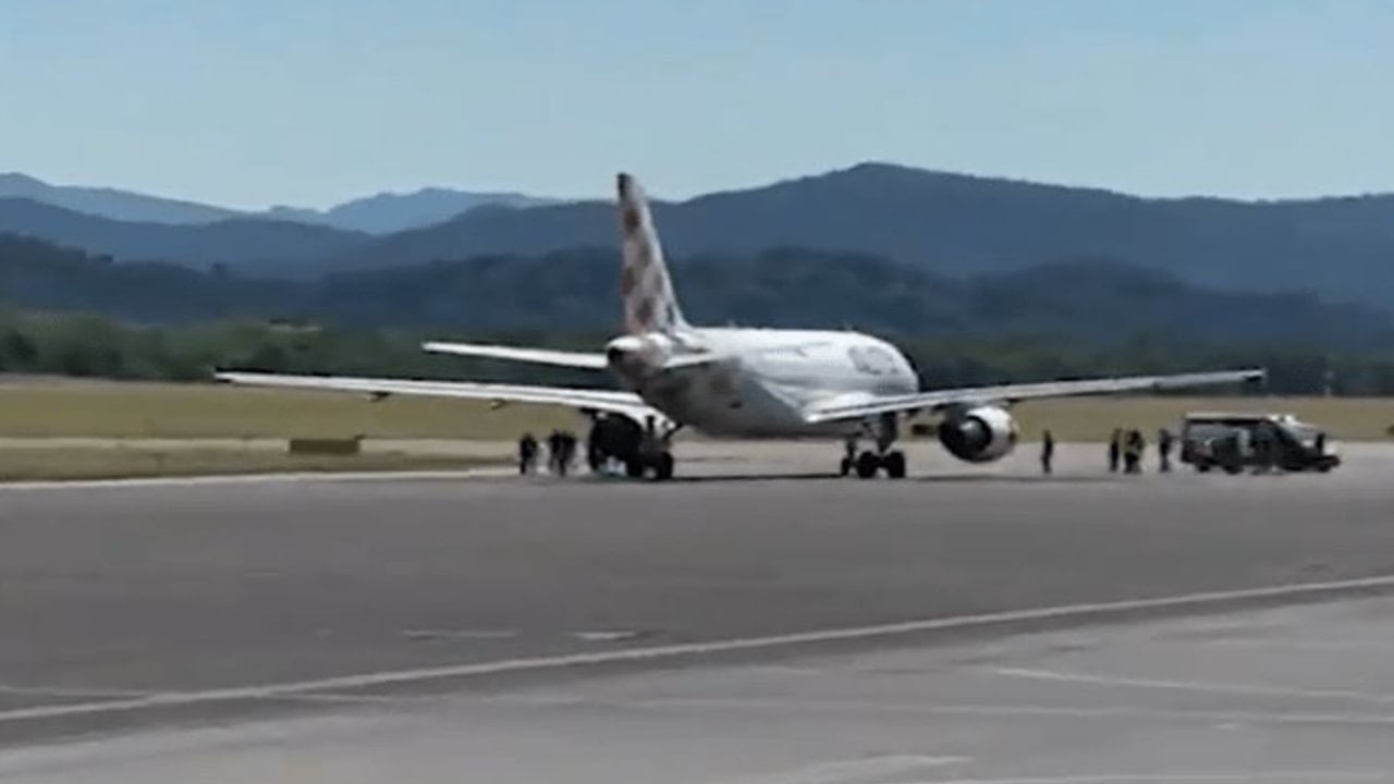 Havaalanında korkunç olay! Uçağın motoruna sıkışarak can verdi: Tüm uçuşlar askıya alındı! Havaalanında korkunç olay! Uçağın motoruna sıkışarak can verdi: Tüm uçuşlar askıya alındı!