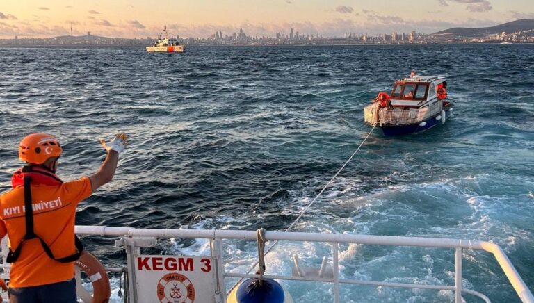 Heybeliada açıklarında sürüklenen tekne kurtarıldı Heybeliada açıklarında sürüklenen tekne kurtarıldı