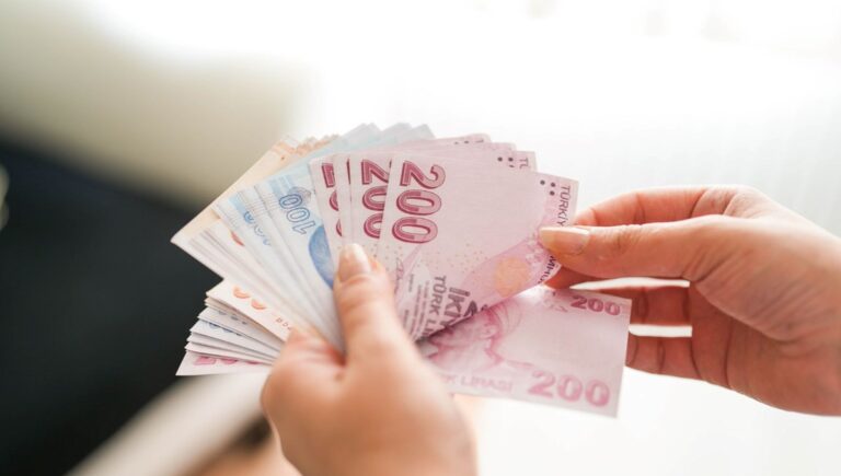 Hükümetin zam teklifi ne olacak? 600 bin kamu işçisi için kritik tarih yarın Hükümetin zam teklifi ne olacak? 600 bin kamu işçisi için kritik tarih yarın