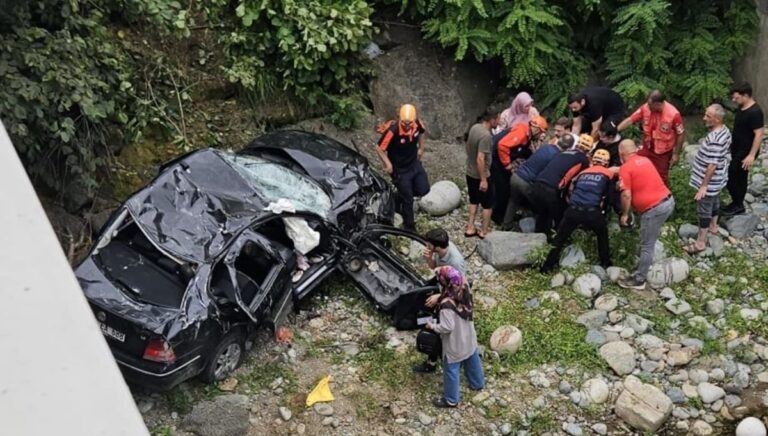 İki otomobilin çarpışması sonucu 1 kişi öldü, 8 kişi yaralandı İki otomobilin çarpışması sonucu 1 kişi öldü, 8 kişi yaralandı