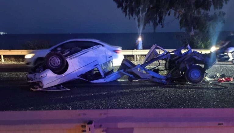 İkiye bölünen otomobilde 1 ölü, 1 yaralı İkiye bölünen otomobilde 1 ölü, 1 yaralı