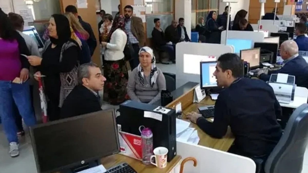İlçe merkezlerinde sıraya girdiler: 3 milyon kişi için zaman daralıyor İlçe merkezlerinde sıraya girdiler: 3 milyon kişi için zaman daralıyor