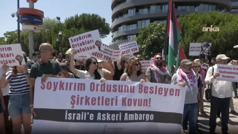 İsrail protestosuna gözaltı: ‘En az 5 kişi gözaltına alındı’ İsrail protestosuna gözaltı: ‘En az 5 kişi gözaltına alındı’