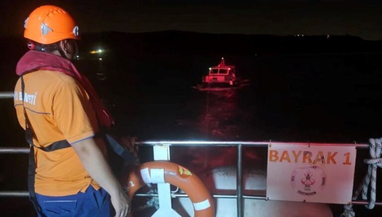 İstanbul Boğazı’nda sürüklenen tekne kurtarıldı İstanbul Boğazı’nda sürüklenen tekne kurtarıldı