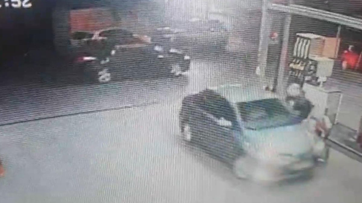 İstanbul’un göbeğinde dehşete düşüren cinayet: Silahla ateş etti, araçla ezdi İstanbul’un göbeğinde dehşete düşüren cinayet: Silahla ateş etti, araçla ezdi