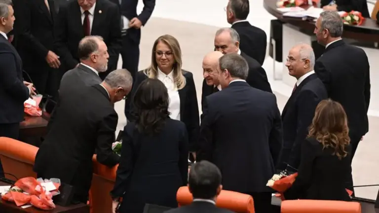 İşte, tatile giren TBMM’nin üçüncü yasama yılı karnesi! Her şey, Bahçeli’nin DEM Partililerle tokalaşmasıyla başladı… İşte, tatile giren TBMM’nin üçüncü yasama yılı karnesi! Her şey, Bahçeli’nin DEM Partililerle tokalaşmasıyla başladı…