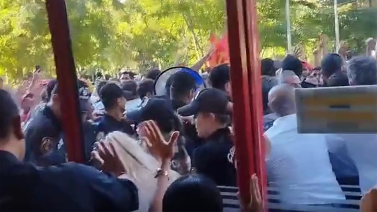 İşten çıkarılan 400 işçi, Büyükşehir Belediye Meclisi kapısına dayandı, polis müdahale etti İşten çıkarılan 400 işçi, Büyükşehir Belediye Meclisi kapısına dayandı, polis müdahale etti