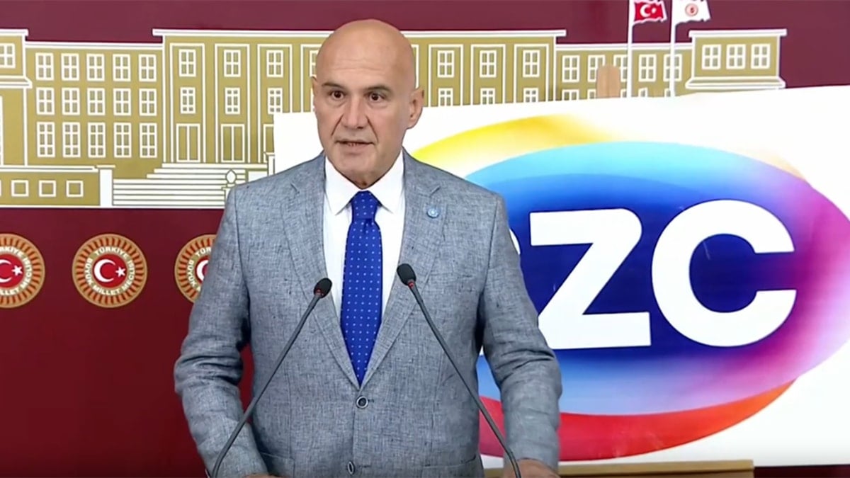 İYİ Partili Çömez’den ekran karartma cezası verilen Sözcü TV’nin logosunun önünde açıklama İYİ Partili Çömez’den ekran karartma cezası verilen Sözcü TV’nin logosunun önünde açıklama