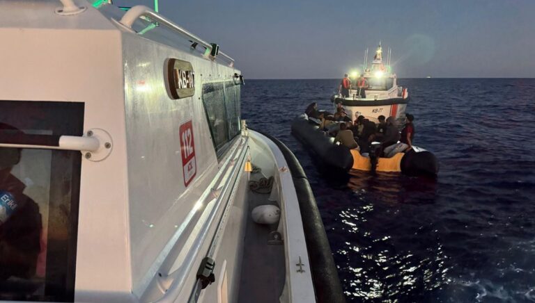 İzmir açıklarında 89 göçmen yakalandı İzmir açıklarında 89 göçmen yakalandı