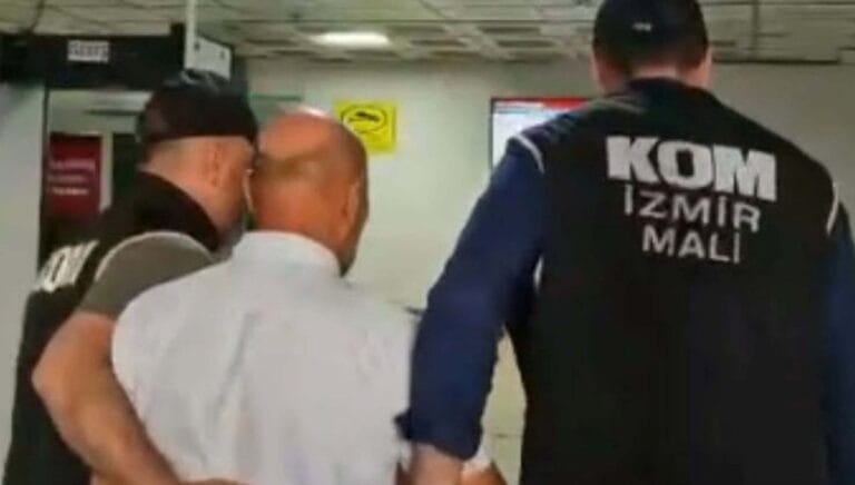 İzmir Büyükşehir Belediyesi’ne operasyonda gözaltı sayısı yükseldi İzmir Büyükşehir Belediyesi’ne operasyonda gözaltı sayısı yükseldi