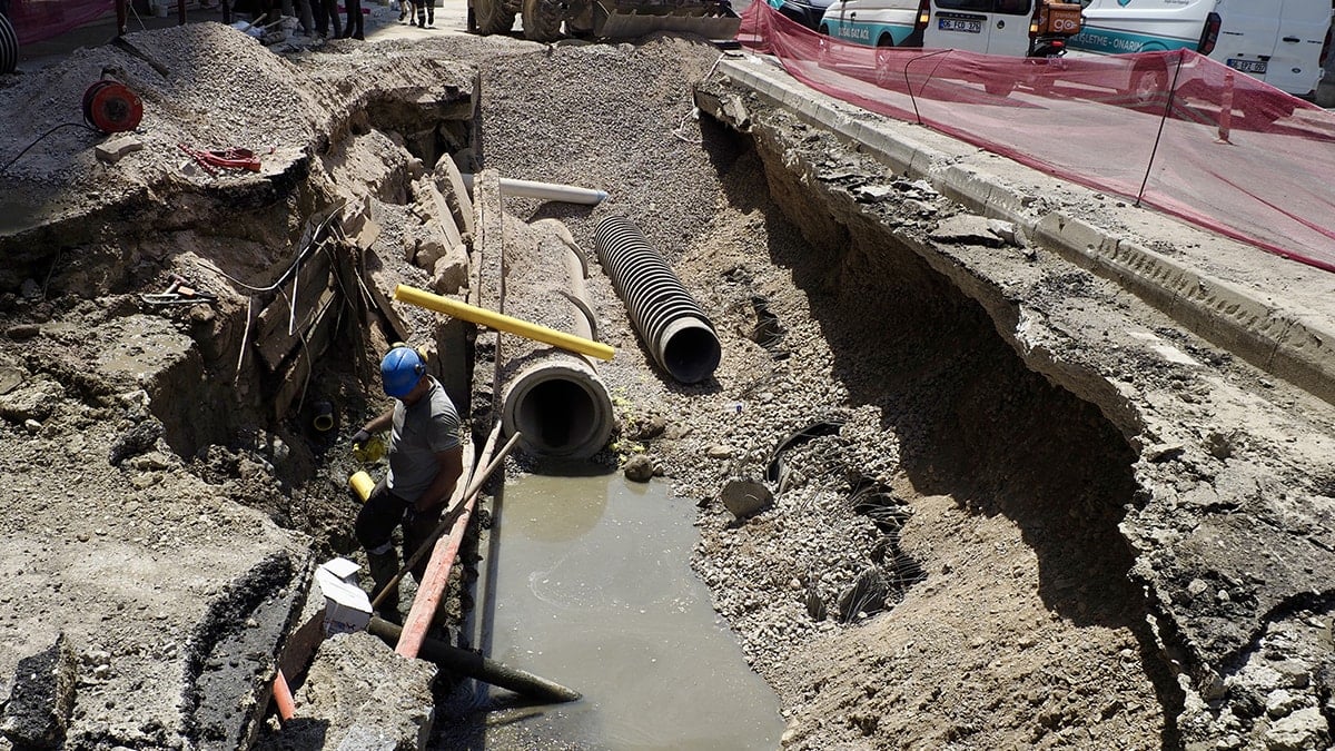 İzmir’de doğal gaz borusunda patlama: Cadde trafiğe kapatıldı İzmir’de doğal gaz borusunda patlama: Cadde trafiğe kapatıldı