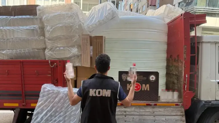 İzmir’de sahte alkol depolarına baskın: 5 ton ele geçirildi İzmir’de sahte alkol depolarına baskın: 5 ton ele geçirildi