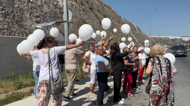 İzmir’de yurttaşlar, Murat Çalık’a gökyüzüne bolan bırakarak destek verdi İzmir’de yurttaşlar, Murat Çalık’a gökyüzüne bolan bırakarak destek verdi