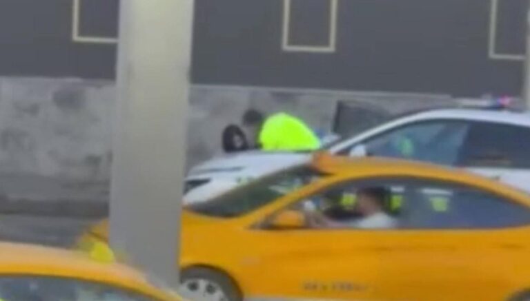 Kaza yapan şüpheli polisin silahını almaya çalıştı: O anlar kamerada Kaza yapan şüpheli polisin silahını almaya çalıştı: O anlar kamerada