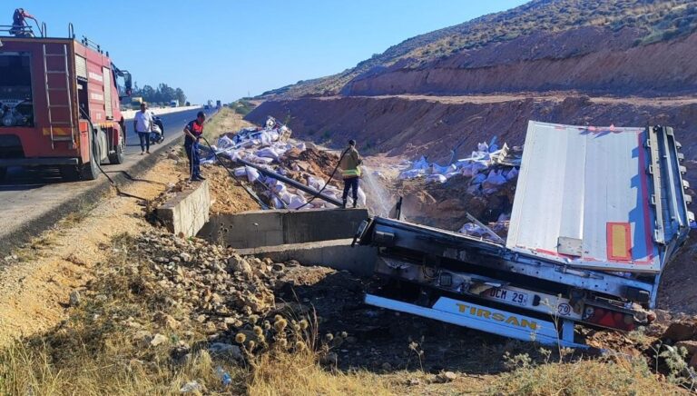Kaza yapan TIR alev aldı: Baba ve 13 yaşındaki oğlu hayatını kaybetti Kaza yapan TIR alev aldı: Baba ve 13 yaşındaki oğlu hayatını kaybetti