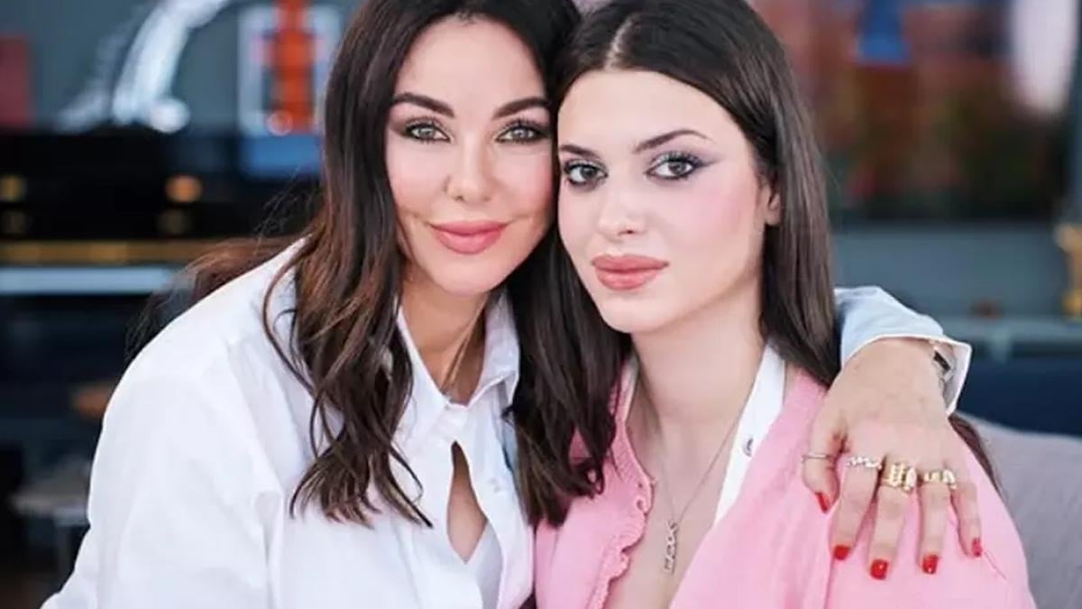 Kendisine gelen +18 mesajları canlı yayında gösterdi Kendisine gelen +18 mesajları canlı yayında gösterdi