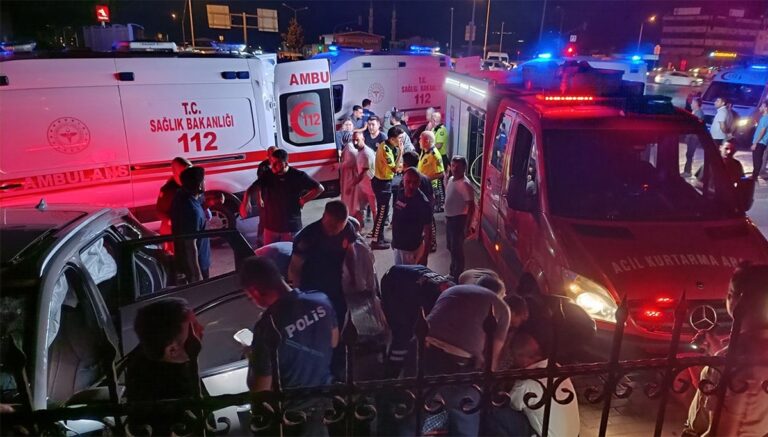 Kırmızı ışık ihlali faciaya neden oldu: 8 yaralı Kırmızı ışık ihlali faciaya neden oldu: 8 yaralı