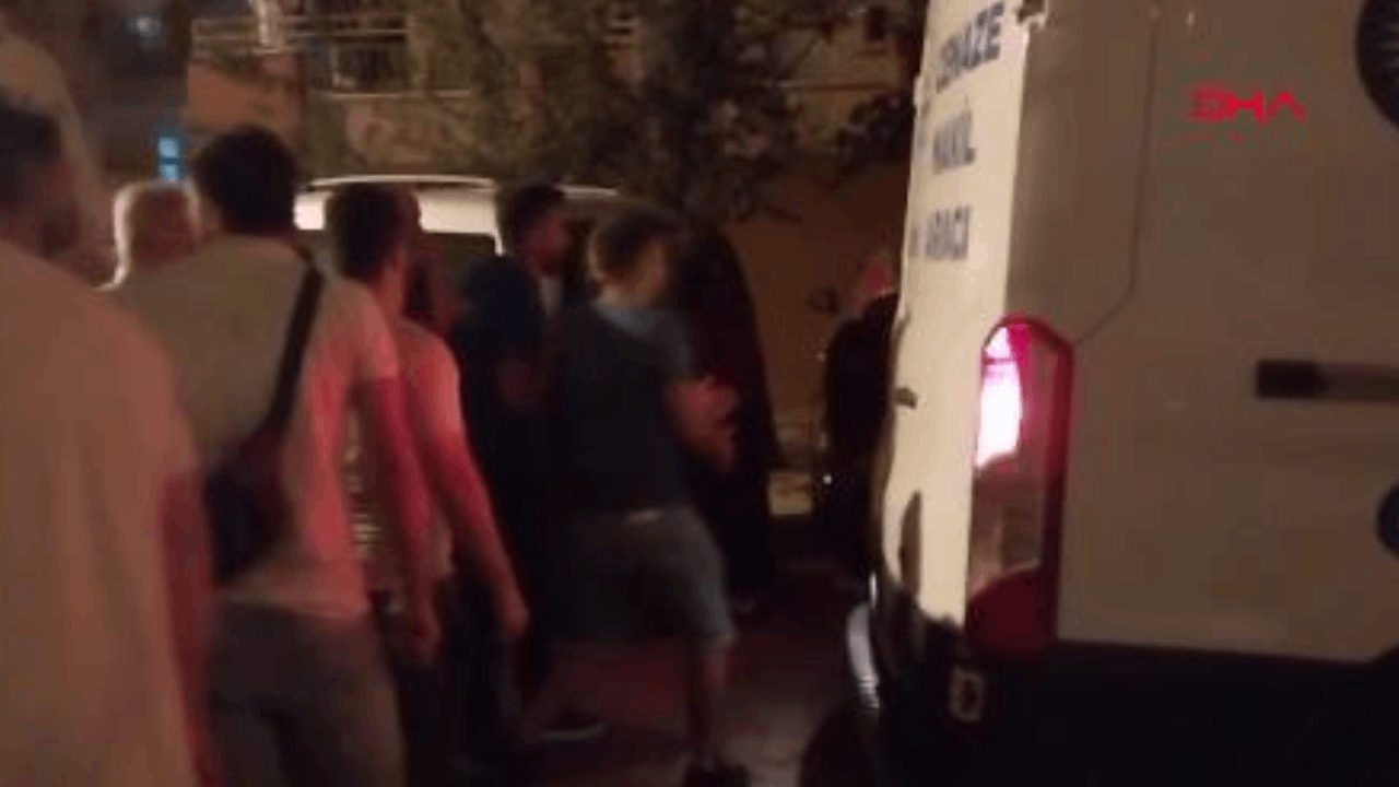 Kız kardeşe abi cinneti: 14 kez bıçakladı, başını kesmeye çalıştı Kız kardeşe abi cinneti: 14 kez bıçakladı, başını kesmeye çalıştı