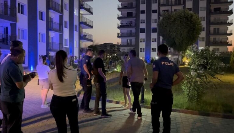 Kocasını “evde düştü” diye hastaneye getirdi, bıçakladığı ortaya çıktı Kocasını “evde düştü” diye hastaneye getirdi, bıçakladığı ortaya çıktı