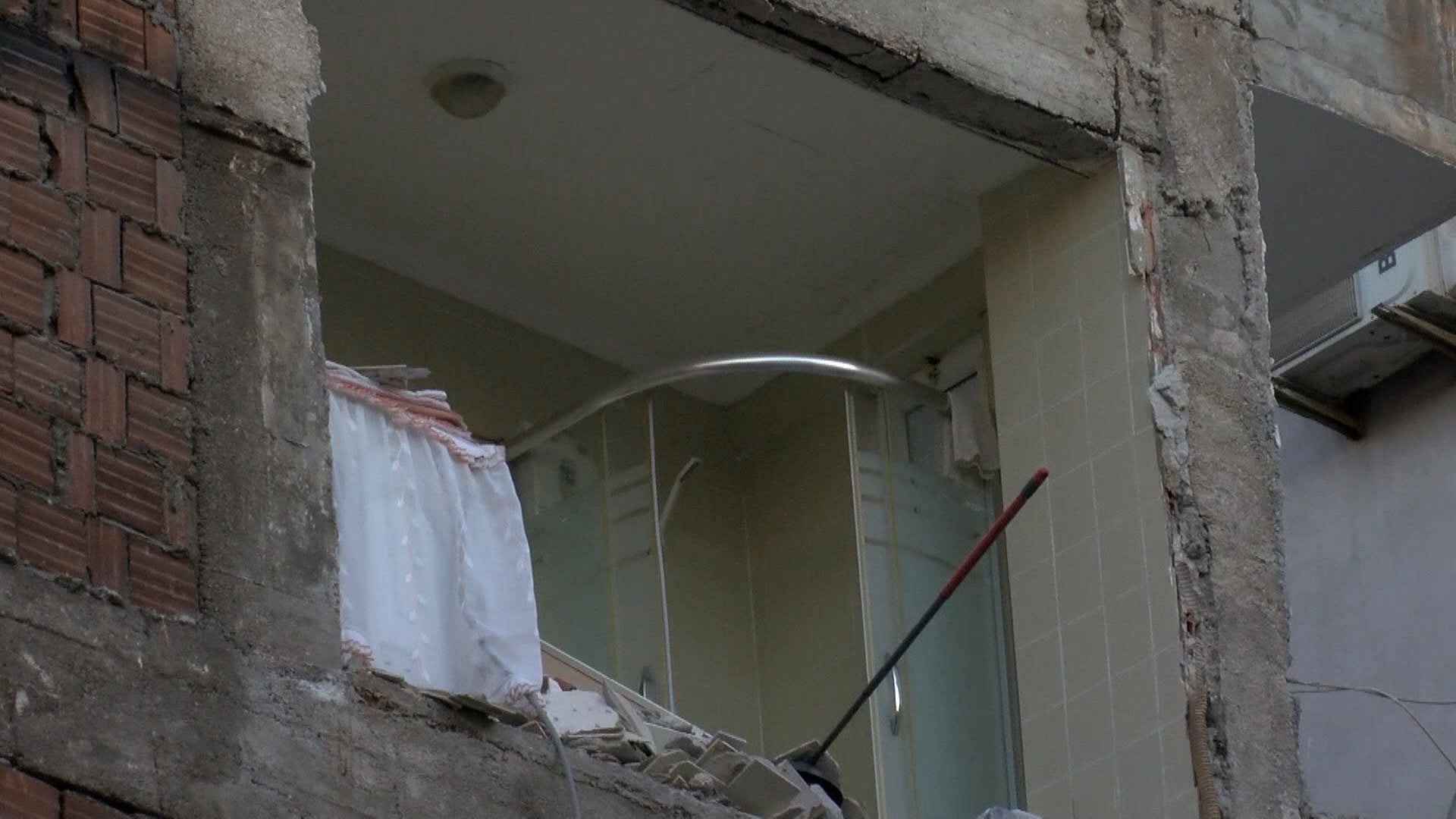 ‘Kontrollü yıkım’da panik anları! ‘Kurtlar Vadisi’ oyuncusunun evi hasar aldı ‘Kontrollü yıkım’da panik anları! ‘Kurtlar Vadisi’ oyuncusunun evi hasar aldı