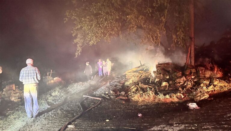 Köyde gece yarısı dehşet: Evler, samanlıklar kül oldu Köyde gece yarısı dehşet: Evler, samanlıklar kül oldu