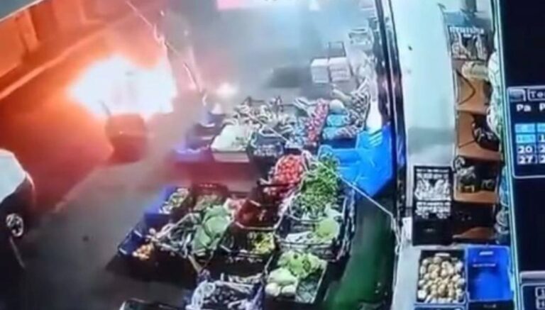 Küçükçekmece’de markete molotoflu saldırı Küçükçekmece’de markete molotoflu saldırı