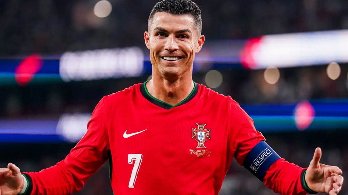 Kupayı alan Ronaldo 2 yıllık imzayı atıyor Kupayı alan Ronaldo 2 yıllık imzayı atıyor