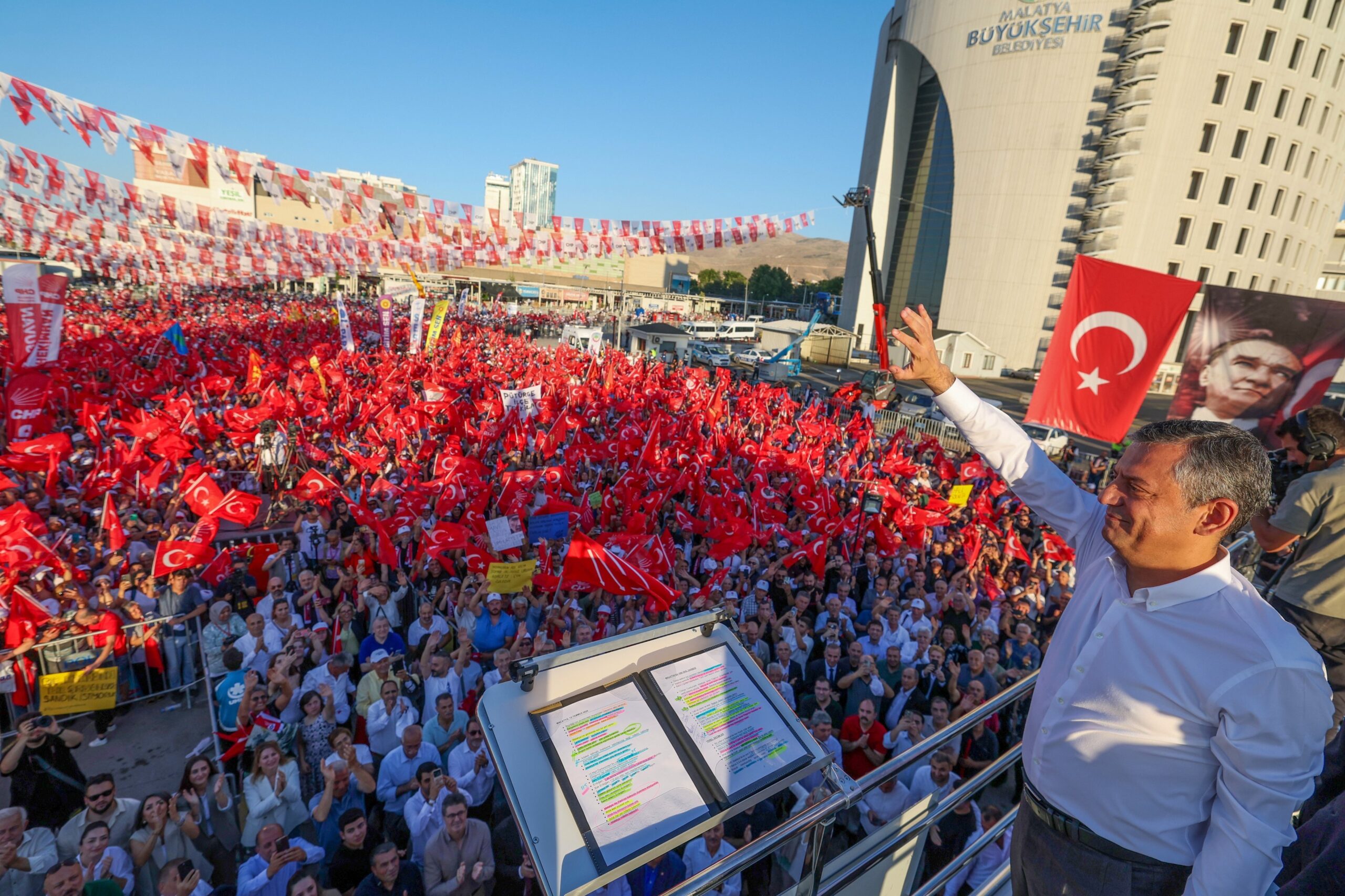 Kürsüden mahşeri kalabalığa seslendi: Erdoğan’a ‘Türk-Kürt-Arap’ ittifakı yanıtı Kürsüden mahşeri kalabalığa seslendi: Erdoğan’a ‘Türk-Kürt-Arap’ ittifakı yanıtı
