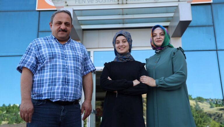 LGS sınavında tam puan alan Şevval, depremde kaybettiği babasına verdiği sözünü tuttu LGS sınavında tam puan alan Şevval, depremde kaybettiği babasına verdiği sözünü tuttu